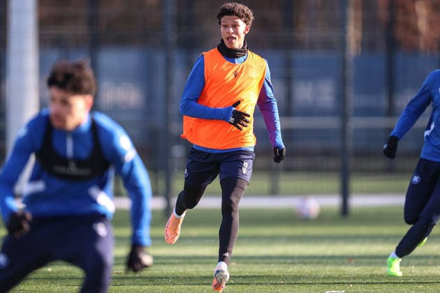 Mit sichtlicher Freude wieder auf dem Platz Louey Ben Farhat (Karlsruher SC, 19), Karlsruher SC Fussball, 2. Bundesliga, Trainingsauftakt Rueckrunde, 2025 2026, 03.01.2026, DFL REGULATIONS PROHIBIT ANY USE OF PHOTOGRAPHS AS IMAGE SEQUENCES AND OR QUASI-VIDEO, Karlsruher SC Fussball, 2. Bundesliga, Trainingsauftakt Rueckrunde, 2025 2026, 03.01.2026 Karlsruhe