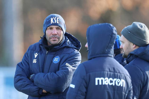 Daniel Gordon (Karlsruher SC, Co-Trainer) im Austausch mit Christian Eichner (Karlsruher SC, Chef-Trainer), Karlsruher SC Fussball, 2. Bundesliga, Trainingsauftakt Rueckrunde, 2025 2026, 03.01.2026, DFL REGULATIONS PROHIBIT ANY USE OF PHOTOGRAPHS AS IMAGE SEQUENCES AND OR QUASI-VIDEO, Karlsruher SC Fussball, 2. Bundesliga, Trainingsauftakt Rueckrunde, 2025 2026, 03.01.2026 Karlsruhe