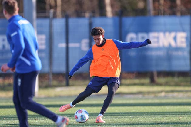 Der erste Schuss Louey Ben Farhat (Karlsruher SC, 19), Karlsruher SC Fussball, 2. Bundesliga, Trainingsauftakt Rueckrunde, 2025 2026, 03.01.2026, DFL REGULATIONS PROHIBIT ANY USE OF PHOTOGRAPHS AS IMAGE SEQUENCES AND OR QUASI-VIDEO, Karlsruher SC Fussball, 2. Bundesliga, Trainingsauftakt Rueckrunde, 2025 2026, 03.01.2026 Karlsruhe