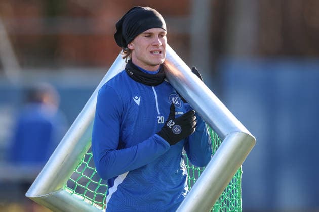 Hilft beim Abbau der Uebung, David Herold (Karlsruher SC, 20), Karlsruher SC Fussball, 2. Bundesliga, Trainingsauftakt Rueckrunde, 2025 2026, 03.01.2026, DFL REGULATIONS PROHIBIT ANY USE OF PHOTOGRAPHS AS IMAGE SEQUENCES AND OR QUASI-VIDEO, Karlsruher SC Fussball, 2. Bundesliga, Trainingsauftakt Rueckrunde, 2025 2026, 03.01.2026 Karlsruhe