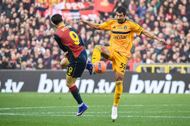 Raul Albiol (Pisa) thwarted by during Genoa CFC vs Pisa SC, Italian soccer Serie A match in Genoa, Italy, January 03 2026  Copyright: xFabioxFagiolini IPAxSportx xipa-agency.netx xx IPA_69643376 IPA_Agency_IPA69643376