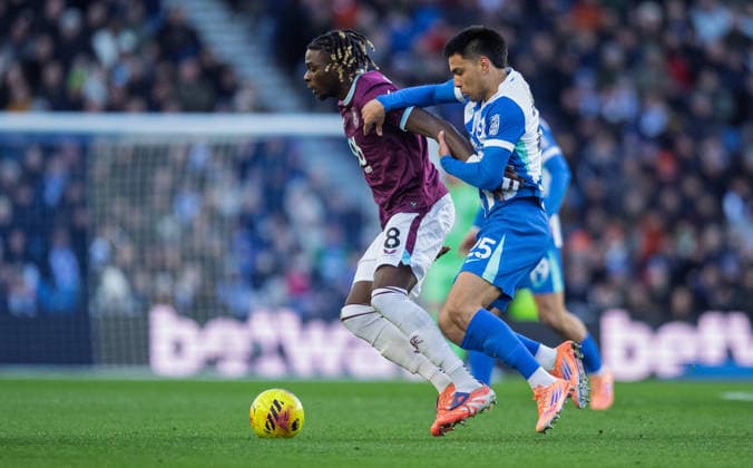 Brighton and Hove Albion v Burnley Premier League Diego Gomez of Brighton and Hove Albion battles for the ball with and Lesley Ugochukwu of Burnley during the Premier League match at the American Express Stadium, Brighton and Hove 03 01 2026 UK Newspapers OUT Copyright: xGraemexWilcocksonx FIL-22742-0044