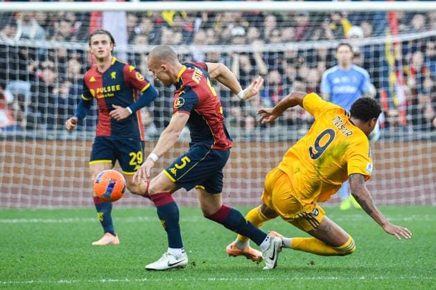 CALCIO - Serie A - Genoa CFC vs Pisa SC Leo Skiri Ostigard (Genoa)fights for the ball against Henrik Meister (Pisa) during Genoa CFC vs Pisa SC, Italian soccer Serie A match in Genoa, Italy, January 03 2026 Genoa Italy  Copyright: xIPAxSport ABACAx