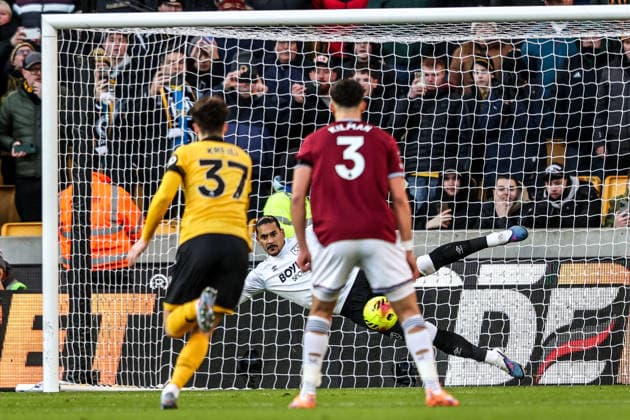 Premier League Wolverhampton Wanderers v West Ham United Hwang Hee-Chan of Wolverhampton Wanderers scores a penalty to make it 2-0 during the Premier League match Wolverhampton Wanderers vs West Ham United at Molineux, Wolverhampton, United Kingdom, 3rd January 2026 (Photo by Alfie Cosgrove News Images) Wolverhampton Molineux West Midlands United Kingdom Copyright: xAlfiexCosgrove NewsxImagesx