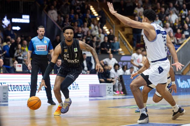 HAKRO Merlins Crailsheim - Tigers Tuebingen, Herren, 2. Bundesliga, Barmer 2. Basketball Bundesliga, pro A, 16. Spieltag, Spielzeit 2025 2026, 03.01.2026 Bernard Pelote (Tigers Tuebingen, 01) mit dem Ball auf dem Weg zum Korb gegen Marvin Ogunsipe (HAKRO Merlins Crailsheim, 26)