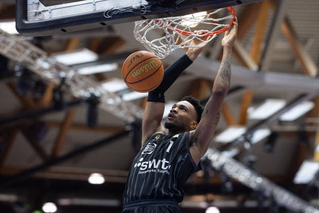 HAKRO Merlins Crailsheim - Tigers Tuebingen, Herren, 2. Bundesliga, Barmer 2. Basketball Bundesliga, pro A, 16. Spieltag, Spielzeit 2025 2026, 03.01.2026 Bernard Pelote (Tigers Tuebingen, 01) beim Dunking