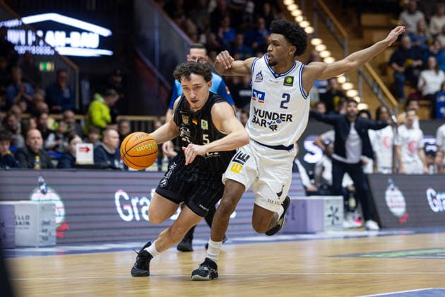 HAKRO Merlins Crailsheim - Tigers Tuebingen, Herren, 2. Bundesliga, Barmer 2. Basketball Bundesliga, pro A, 16. Spieltag, Spielzeit 2025 2026, 03.01.2026 Kaya Bayram (Tigers Tuebingen, 05) beim Drive gegen Keyshaun Darrius Langley (HAKRO Merlins Crailsheim, 02)