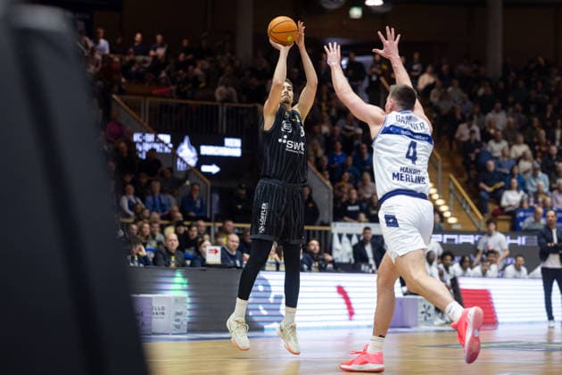 HAKRO Merlins Crailsheim - Tigers Tuebingen, Herren, 2. Bundesliga, Barmer 2. Basketball Bundesliga, pro A, 16. Spieltag, Spielzeit 2025 2026, 03.01.2026 Felix Edwardsson (Tigers Tuebingen, 08) beim Dreierwurf gegen Brock Boone Gardner (HAKRO Merlins Crailsheim, 04)