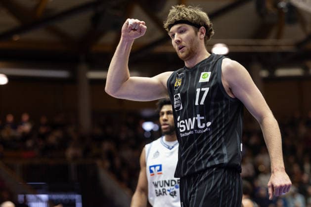 HAKRO Merlins Crailsheim - Tigers Tuebingen, Herren, 2. Bundesliga, Barmer 2. Basketball Bundesliga, pro A, 16. Spieltag, Spielzeit 2025 2026, 03.01.2026 Lukas Milner (Tigers Tuebingen, 17) mit geballter Faust nach einem Korberfolg