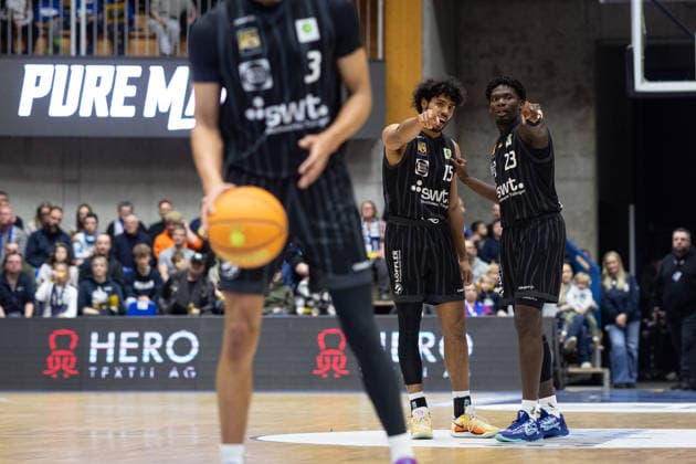 HAKRO Merlins Crailsheim - Tigers Tuebingen, Herren, 2. Bundesliga, Barmer 2. Basketball Bundesliga, pro A, 16. Spieltag, Spielzeit 2025 2026, 03.01.2026 Melkisedek Moreaux (Tigers Tuebingen, 23) und Patrick Emilien (Tigers Tuebingen, 15) besprechen sich waehrend dem Freiwurf von Miles Tention (Tigers Tuebingen, 03)