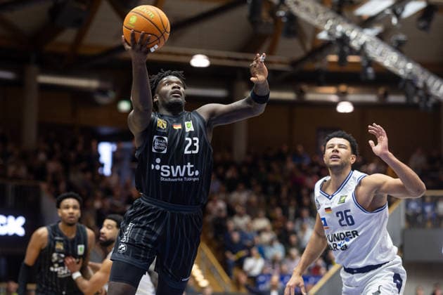 HAKRO Merlins Crailsheim - Tigers Tuebingen, Herren, 2. Bundesliga, Barmer 2. Basketball Bundesliga, pro A, 16. Spieltag, Spielzeit 2025 2026, 03.01.2026 Melkisedek Moreaux (Tigers Tuebingen, 23) beim Korbabschluss gegen Marvin Ogunsipe (HAKRO Merlins Crailsheim, 26)