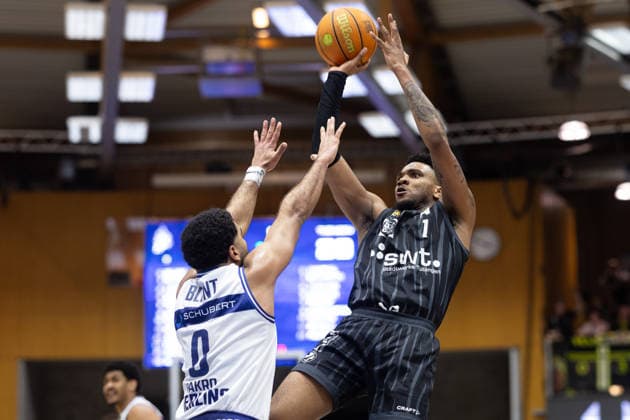 HAKRO Merlins Crailsheim - Tigers Tuebingen, Herren, 2. Bundesliga, Barmer 2. Basketball Bundesliga, pro A, 16. Spieltag, Spielzeit 2025 2026, 03.01.2026 Bernard Pelote (Tigers Tuebingen, 01) beim Korbabschluss aus der Mitteldistanz gegen Tyreese Blunt (HAKRO Merlins Crailsheim, 0)