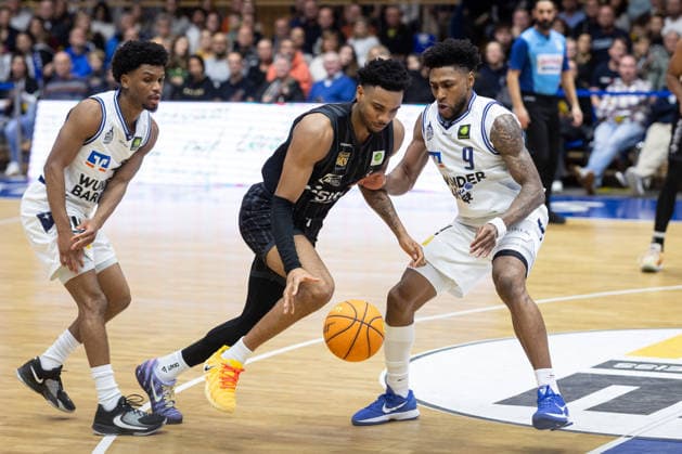 HAKRO Merlins Crailsheim - Tigers Tuebingen, Herren, 2. Bundesliga, Barmer 2. Basketball Bundesliga, pro A, 16. Spieltag, Spielzeit 2025 2026, 03.01.2026 Bernard Pelote (Tigers Tuebingen, 01) mit dem Ball gegen Anthony Malik Gaines (HAKRO Merlins Crailsheim, 09)