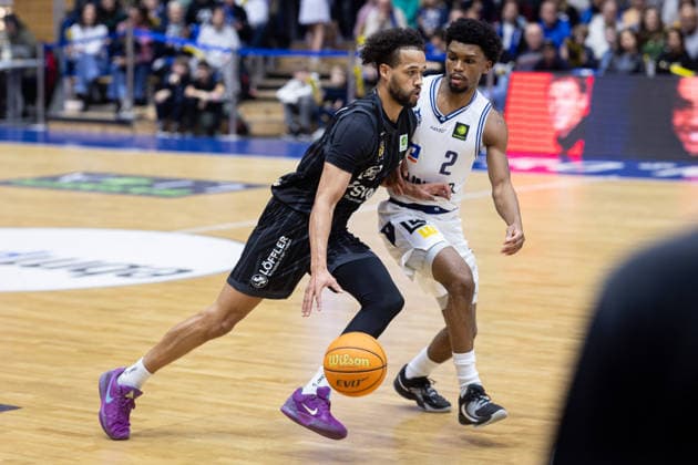 HAKRO Merlins Crailsheim - Tigers Tuebingen, Herren, 2. Bundesliga, Barmer 2. Basketball Bundesliga, pro A, 16. Spieltag, Spielzeit 2025 2026, 03.01.2026 Miles Tention (Tigers Tuebingen, 03) beim Ballvortrag gegen Keyshaun Darrius Langley (HAKRO Merlins Crailsheim, 02)