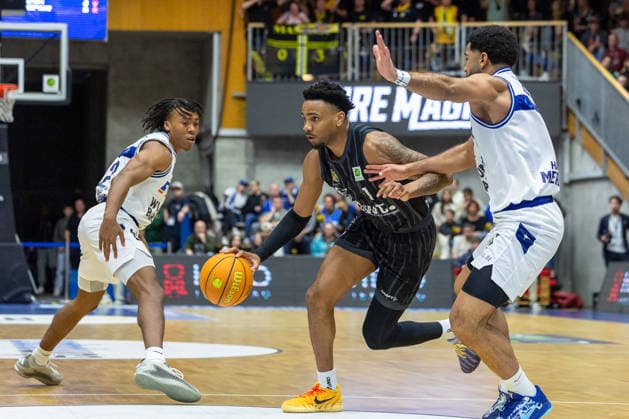 T.J. Madlock (HAKRO Merlins Crailsheim, 22) Bernard Pelote III (Tigers Tuebingen, 01) , Tyreese Blunt (HAKRO Merlins Crailsheim, 00) GER, HAKRO Merlins Crailsheim vs. Tigers Tuebingen, Basketball, BARMER 2. Bundesliga Bundesliga, Pro A, Saison 2025 2026, 16. Spieltag, 03.01.2026 GER, HAKRO Merlins Crailsheim vs. Tigers Tuebingen, Basketball, BARMER 2. Bundesliga Bundesliga, Pro A, Saison 2025 2026, 16. Spieltag, 03.01.2026 Ilshofen Copyright: xEibner-Pressefoto ArdanxFuessmanx EP_AFN