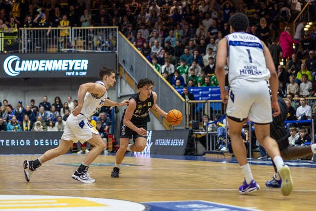 Gianni Otto (HAKRO Merlins Crailsheim, 10) Kaya Bayram (Tigers Tuebingen, 05) Jose Gabriel de Oliveira Neto (HAKRO Merlins Crailsheim, 01) GER, HAKRO Merlins Crailsheim vs. Tigers Tuebingen, Basketball, BARMER 2. Bundesliga Bundesliga, Pro A, Saison 2025 2026, 16. Spieltag, 03.01.2026 GER, HAKRO Merlins Crailsheim vs. Tigers Tuebingen, Basketball, BARMER 2. Bundesliga Bundesliga, Pro A, Saison 2025 2026, 16. Spieltag, 03.01.2026 Ilshofen Copyright: xEibner-Pressefoto ArdanxFuessmanx EP_AFN