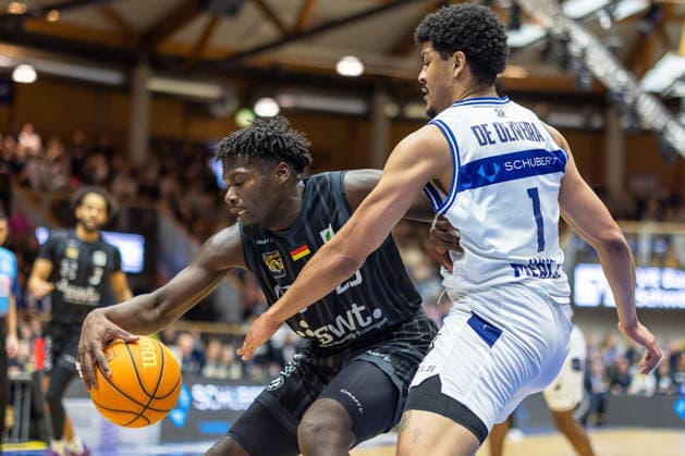 Zweikampf Melkisedek Moreaux (Tigers Tuebingen, 23) Jose Gabriel de Oliveira Neto (HAKRO Merlins Crailsheim, 01) GER, HAKRO Merlins Crailsheim vs. Tigers Tuebingen, Basketball, BARMER 2. Bundesliga Bundesliga, Pro A, Saison 2025 2026, 16. Spieltag, 03.01.2026 GER, HAKRO Merlins Crailsheim vs. Tigers Tuebingen, Basketball, BARMER 2. Bundesliga Bundesliga, Pro A, Saison 2025 2026, 16. Spieltag, 03.01.2026 Ilshofen Copyright: xEibner-Pressefoto ArdanxFuessmanx EP_AFN