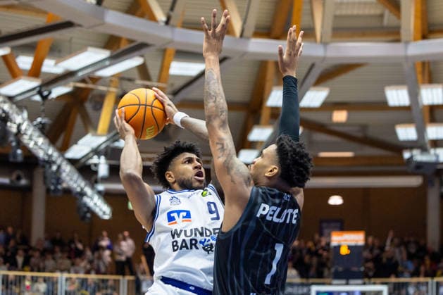 Block von Bernard Pelote III (Tigers Tuebingen, 01) an Anthony Gaines (HAKRO Merlins Crailsheim, 09) GER, HAKRO Merlins Crailsheim vs. Tigers Tuebingen, Basketball, BARMER 2. Bundesliga Bundesliga, Pro A, Saison 2025 2026, 16. Spieltag, 03.01.2026 GER, HAKRO Merlins Crailsheim vs. Tigers Tuebingen, Basketball, BARMER 2. Bundesliga Bundesliga, Pro A, Saison 2025 2026, 16. Spieltag, 03.01.2026 Ilshofen Copyright: xEibner-Pressefoto ArdanxFuessmanx EP_AFN