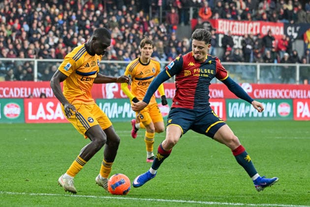 Genoa™s Vitinha fights for the ball with Pisa™s Idrissa Toure during the Serie A soccer match between Genoa and Pisa at the Luigi Ferraris Stadium in Genoa, Italy - Saturday, January 03, 2025. - Soccer .  Copyright: xTanoxPecoraro LaPressex