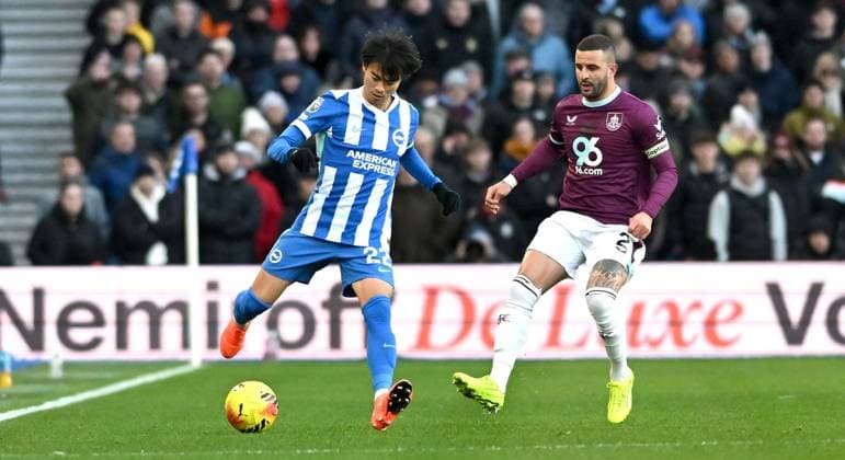 Kaoru Mitoma of Brighton takes on Kyle Walker of Burnley during the Premier League match between Brighton and Hove Albion and Burnley at the American Express Stadium , Brighton , UK - 3rd January 2026 Brighton vs Burnley Premier League Football, Amex Stadium, Sussex, UK - 03 Jan 2026Brighton Amex Stadium Sussex United Kingdom Editorial use only. No merchandising. For Football images FA and Premier League restrictions apply inc. no internet mobile usage without FAPL license - for details contact Football Dataco  Copyright: xSimonxDack TPI Shutterstockx 16222248ab