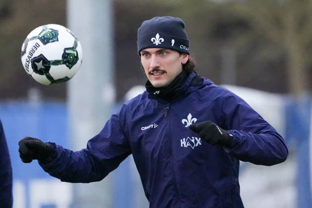 Frasier Hornby (SV Darmstadt 98) verfolgt den Ball - 03.01.2026 2. Bundesliga, Saison 25 26: SV Darmstadt 98 Trainingsauftakt, Stadion am Boellenfalltor, emonline, emspor,
