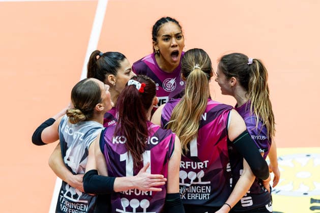 03.01.2026, GER, Volleyball, Frauen, 1.BL, Hauptrunde, Saison 25 26, VfB 91 Suhl Lotto Thueringen - Schwarz-Weiss Erfurt Alianza Darley (Schwarz-Weiss Erfurt) beim Jubel gemeinsam mit ihrer Mannschatf 99817 Eisenach Werner-Assmann-Halle Am Sportp Thüringen Deutschland