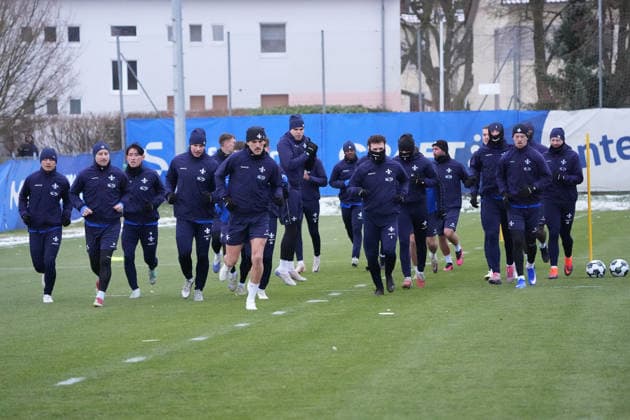 Mannschaft des SV Darmstadt 98 läuft sich zum Trainingsauftakt warm - 03.01.2026 2. Bundesliga, Saison 25 26: SV Darmstadt 98 Trainingsauftakt, Stadion am Boellenfalltor, emonline, emspor,