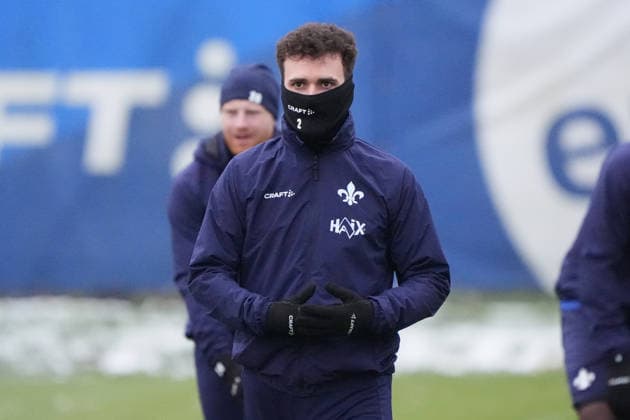 Sergio Lopez (SV Darmstadt 98) ist kalt - 03.01.2026 2. Bundesliga, Saison 25 26: SV Darmstadt 98 Trainingsauftakt, Stadion am Boellenfalltor, emonline, emspor,