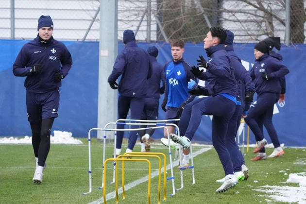 Hiroki Akiyama (SV Darmstadt 98) macht sich warm - 03.01.2026 2. Bundesliga, Saison 25 26: SV Darmstadt 98 Trainingsauftakt, Stadion am Boellenfalltor, emonline, emspor,