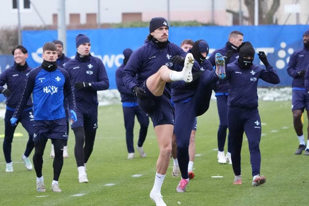 Mannschaft des SV Darmstadt 98 läuft sich zum Trainingsauftakt warm - 03.01.2026 2. Bundesliga, Saison 25 26: SV Darmstadt 98 Trainingsauftakt, Stadion am Boellenfalltor, emonline, emspor,