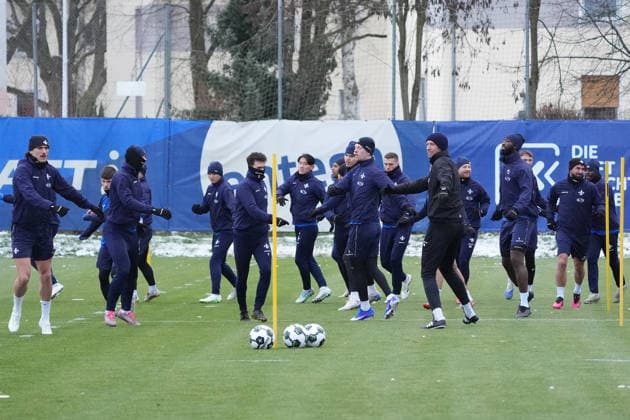 Mannschaft wärmt sich auf - 03.01.2026 2. Bundesliga, Saison 25 26: SV Darmstadt 98 Trainingsauftakt, Stadion am Boellenfalltor, emonline, emspor,