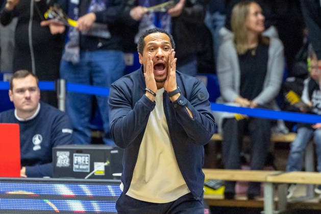 David McCray (HAKRO Merlins Crailsheim, Head Coach) ruft zu seinem Team. GER, HAKRO Merlins Crailsheim vs. Tigers Tuebingen, Basketball, BARMER 2. Bundesliga Bundesliga, Pro A, Saison 2025 2026, 16. Spieltag, 03.01.2026 GER, HAKRO Merlins Crailsheim vs. Tigers Tuebingen, Basketball, BARMER 2. Bundesliga Bundesliga, Pro A, Saison 2025 2026, 16. Spieltag, 03.01.2026 Ilshofen Copyright: xEibner-Pressefoto ArdanxFuessmanx EP_AFN