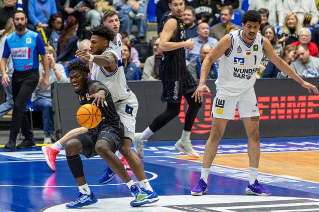 Melkisedek Moreaux (Tigers Tuebingen, 23) Anthony Gaines (HAKRO Merlins Crailsheim, 09) Jose Gabriel de Oliveira Neto (HAKRO Merlins Crailsheim, 01) GER, HAKRO Merlins Crailsheim vs. Tigers Tuebingen, Basketball, BARMER 2. Bundesliga Bundesliga, Pro A, Saison 2025 2026, 16. Spieltag, 03.01.2026 GER, HAKRO Merlins Crailsheim vs. Tigers Tuebingen, Basketball, BARMER 2. Bundesliga Bundesliga, Pro A, Saison 2025 2026, 16. Spieltag, 03.01.2026 Ilshofen Copyright: xEibner-Pressefoto ArdanxFuessmanx EP_AFN