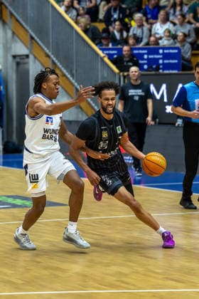 Miles Tention (Tigers Tuebingen, 03) T.J. Madlock (HAKRO Merlins Crailsheim, 22) GER, HAKRO Merlins Crailsheim vs. Tigers Tuebingen, Basketball, BARMER 2. Bundesliga Bundesliga, Pro A, Saison 2025 2026, 16. Spieltag, 03.01.2026 GER, HAKRO Merlins Crailsheim vs. Tigers Tuebingen, Basketball, BARMER 2. Bundesliga Bundesliga, Pro A, Saison 2025 2026, 16. Spieltag, 03.01.2026 Ilshofen Copyright: xEibner-Pressefoto ArdanxFuessmanx EP_AFN
