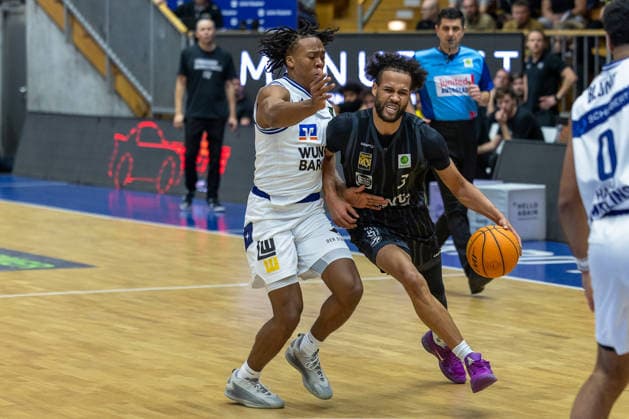 Miles Tention (Tigers Tuebingen, 03) T.J. Madlock (HAKRO Merlins Crailsheim, 22) GER, HAKRO Merlins Crailsheim vs. Tigers Tuebingen, Basketball, BARMER 2. Bundesliga Bundesliga, Pro A, Saison 2025 2026, 16. Spieltag, 03.01.2026 GER, HAKRO Merlins Crailsheim vs. Tigers Tuebingen, Basketball, BARMER 2. Bundesliga Bundesliga, Pro A, Saison 2025 2026, 16. Spieltag, 03.01.2026 Ilshofen Copyright: xEibner-Pressefoto ArdanxFuessmanx EP_AFN