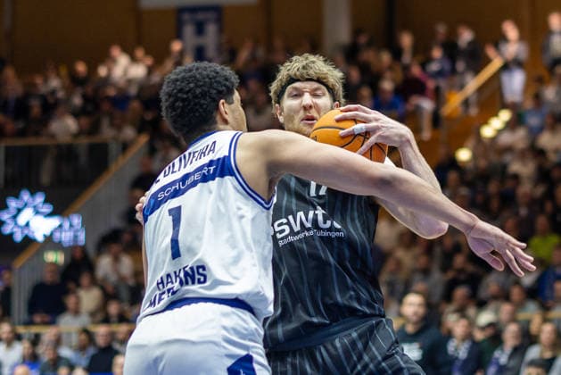 Zweikampf Lukas Milner (Tigers Tuebingen, 17) Jose Gabriel de Oliveira Neto (HAKRO Merlins Crailsheim, 01) GER, HAKRO Merlins Crailsheim vs. Tigers Tuebingen, Basketball, BARMER 2. Bundesliga Bundesliga, Pro A, Saison 2025 2026, 16. Spieltag, 03.01.2026 GER, HAKRO Merlins Crailsheim vs. Tigers Tuebingen, Basketball, BARMER 2. Bundesliga Bundesliga, Pro A, Saison 2025 2026, 16. Spieltag, 03.01.2026 Ilshofen Copyright: xEibner-Pressefoto ArdanxFuessmanx EP_AFN