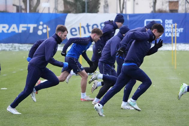 Mannschaft läuft sich warm - 03.01.2026 2. Bundesliga, Saison 25 26: SV Darmstadt 98 Trainingsauftakt, Stadion am Boellenfalltor, emonline, emspor,