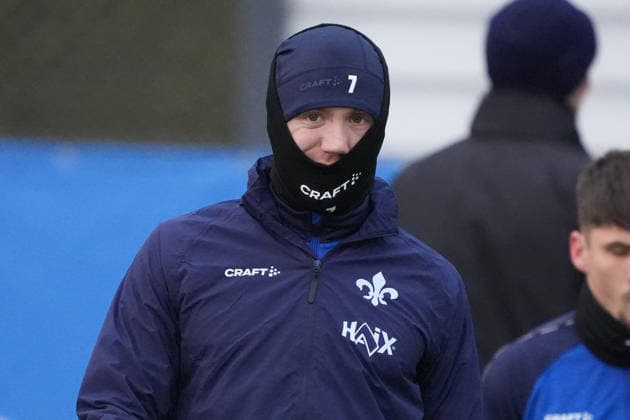Isac Lidberg (SV Darmstadt 98) ist kalt - 03.01.2026 2. Bundesliga, Saison 25 26: SV Darmstadt 98 Trainingsauftakt, Stadion am Boellenfalltor, emonline, emspor,