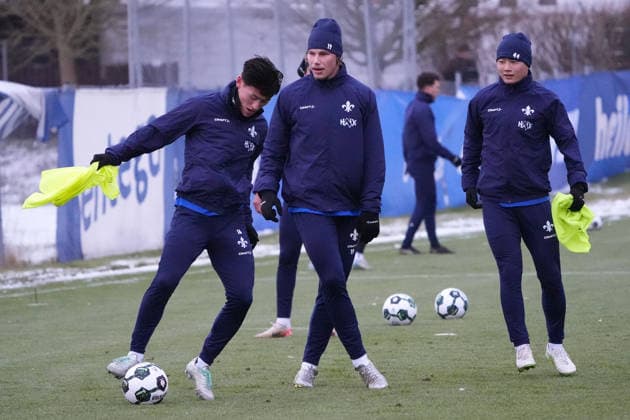 Hiroki Akiyama (SV Darmstadt 98) gegen Fynn Lakenmacher (SV Darmstadt 98), dahinter, Yosuke Furukawa (SV Darmstadt 98) - 03.01.2026 2. Bundesliga, Saison 25 26: SV Darmstadt 98 Trainingsauftakt, Stadion am Boellenfalltor, emonline, emspor,
