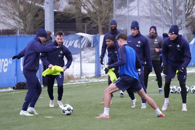 Hiroki Akiyama (SV Darmstadt 98) am Ball, Matthias Bader (SV Darmstadt 98), Jean-Paul Boetius (SV Darmstadt 98), Tim Arnold (SV Darmstadt 98), Fynn Lakenmacher (SV Darmstadt 98), Max Pfister (SV Darmstadt 98) - 03.01.2026 2. Bundesliga, Saison 25 26: SV Darmstadt 98 Trainingsauftakt, Stadion am Boellenfalltor, emonline, emspor,
