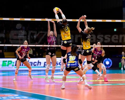 Emilie, Respaut (Zuspiel, Schwarz Weiss Erfurt, 5), Kinga, Szueks (Aussenangriff, Schwarz Weiss Erfurt, 10), Roosa, Laakkonen (Mittelblock, VfB Suhl LOTTO Thueringen, 4), McKenzie, Foley (Aussenangriff, VfB Suhl LOTTO Thueringen, 8), Xiang-Chen, Lai (Libera, VfB Suhl LOTTO Thueringen, 20), Alina, Zellin (Mittelblock, Schwarz Weiss Erfurt, 1) GER, Thueringen, VfB Suhl LOTTO Thüringen gegen Schwarz-Weiss Erfurt, Volleyball, Volleyball Bundesliga, Spielnr. 2084, Samstag, 03.01.2026 GER, Thueringen, VfB Suhl LOTTO Thüringen gegen Schwarz-Weiss Erfurt, Volleyball, Volleyball Bundesliga, Spielnr. 2084, Samstag, 03.01.2026 Eisenach Copyright: xEibner-Pressefoto MartinxHerbstx EP_MHT