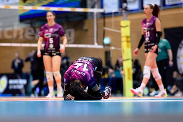 Darley Alianza (Schwarz Weiss Erfurt, 14) am Boden.. Emilie, Respaut (Zuspiel, Schwarz Weiss Erfurt, 5), Isabel, Kovacic (Diagonal, Schwarz Weiss Erfurt, 11) GER, Thueringen, VfB Suhl LOTTO Thüringen gegen Schwarz-Weiss Erfurt, Volleyball, Volleyball Bundesliga, Spielnr. 2084, Samstag, 03.01.2026 GER, Thueringen, VfB Suhl LOTTO Thüringen gegen Schwarz-Weiss Erfurt, Volleyball, Volleyball Bundesliga, Spielnr. 2084, Samstag, 03.01.2026 Eisenach Copyright: xEibner-Pressefoto MartinxHerbstx EP_MHT