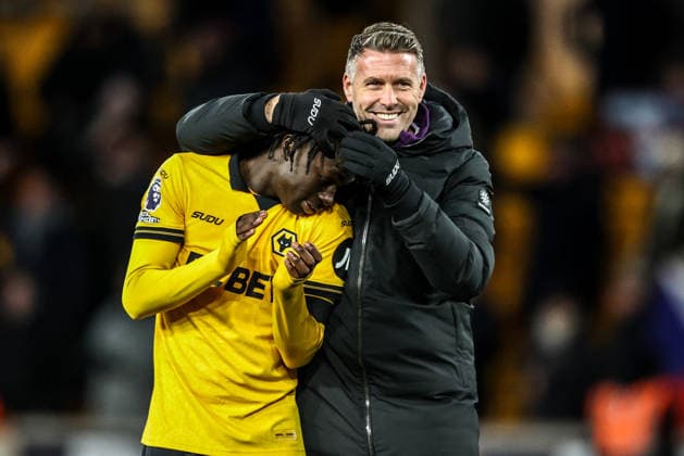Premier League Wolverhampton Wanderers v West Ham United Rob Edwards manager of Wolverhampton Wanderers celebrates the win with goalscorer Mateus Mane of Wolverhampton Wanderers during the Premier League match Wolverhampton Wanderers vs West Ham United at Molineux, Wolverhampton, United Kingdom, 3rd January 2026 (Photo by Alfie Cosgrove News Images) Wolverhampton Molineux West Midlands United Kingdom Copyright: xAlfiexCosgrove NewsxImagesx