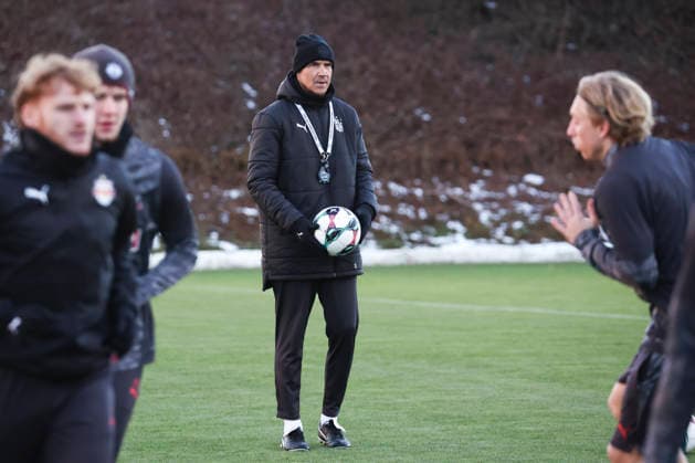 SOCCER - BL, RBS, training SALZBURG,AUSTRIA,03.JAN.26 - SOCCER - ADMIRAL Bundesliga, Red Bull Salzburg, training start. Image shows head coach Thomas Letsch (RBS).  GEPAxpictures xDavidxGeieregger