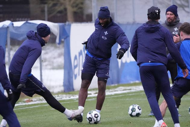 Patric Pfeiffer (SV Darmstadt 98) setzt sich durch - 03.01.2026 2. Bundesliga, Saison 25 26: SV Darmstadt 98 Trainingsauftakt, Stadion am Boellenfalltor, emonline, emspor,