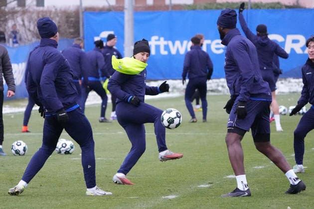 Max Pfister (SV Darmstadt 98) am Ball - 03.01.2026 2. Bundesliga, Saison 25 26: SV Darmstadt 98 Trainingsauftakt, Stadion am Boellenfalltor, emonline, emspor,