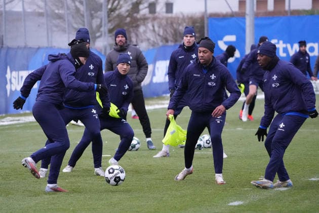 Max Pfister (SV Darmstadt 98) gegen Yosuke Furukawa (SV Darmstadt 98), Merveille Papela (SV Darmstadt 98), Jean-Paul Boetius (SV Darmstadt 98) - 03.01.2026 2. Bundesliga, Saison 25 26: SV Darmstadt 98 Trainingsauftakt, Stadion am Boellenfalltor, emonline, emspor,