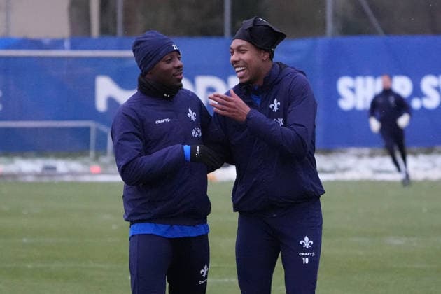 Merveille Papela (SV Darmstadt 98) und Jean-Paul Boetius (SV Darmstadt 98) haben Spaß zusammen - 03.01.2026 2. Bundesliga, Saison 25 26: SV Darmstadt 98 Trainingsauftakt, Stadion am Boellenfalltor, emonline, emspor,