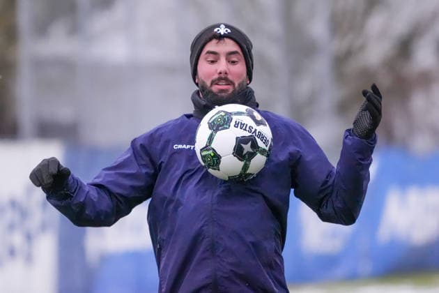 Marco Richter (SV Darmstadt 98) nimmt den Ball an - 03.01.2026 2. Bundesliga, Saison 25 26: SV Darmstadt 98 Trainingsauftakt, Stadion am Boellenfalltor, emonline, emspor,