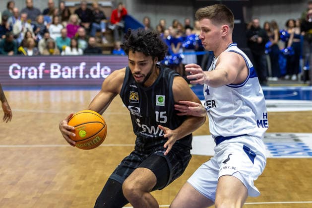 Patrick Etienne Fardy Emilien (Tigers Tuebingen, 15) Brock Gardner (HAKRO Merlins Crailsheim, 04) Vincent Shahid (HAKRO Merlins Crailsheim, 99) GER, HAKRO Merlins Crailsheim vs. Tigers Tuebingen, Basketball, BARMER 2. Bundesliga Bundesliga, Pro A, Saison 2025 2026, 16. Spieltag, 03.01.2026 GER, HAKRO Merlins Crailsheim vs. Tigers Tuebingen, Basketball, BARMER 2. Bundesliga Bundesliga, Pro A, Saison 2025 2026, 16. Spieltag, 03.01.2026 Ilshofen Copyright: xEibner-Pressefoto ArdanxFuessmanx EP_AFN